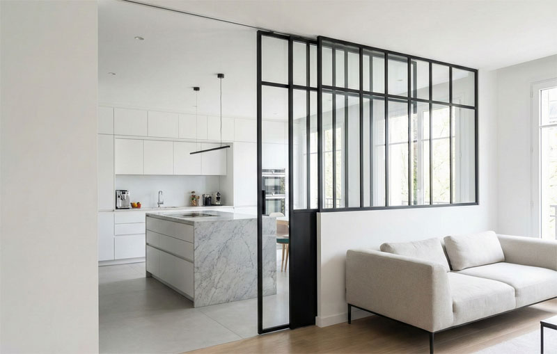 Verrière cuisine avec porte coulissante à galandage escamotable dans le mur