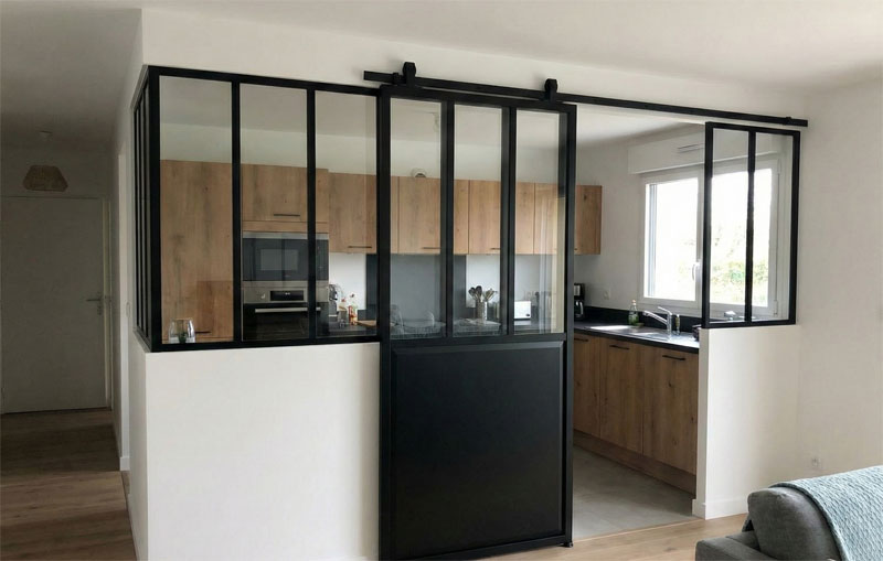 Porte verrière coulissante installée par AB Verrière à Nantes