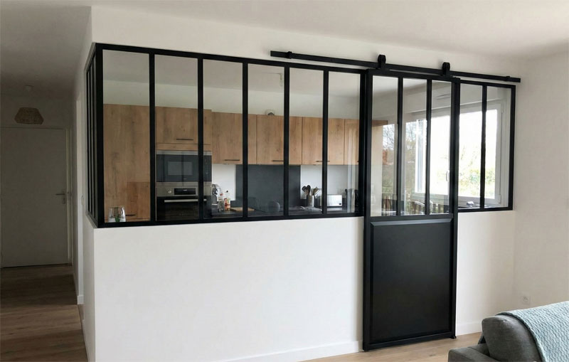 Verrière cuisine sur muret 110 cm avec porte coulissante en acier noir